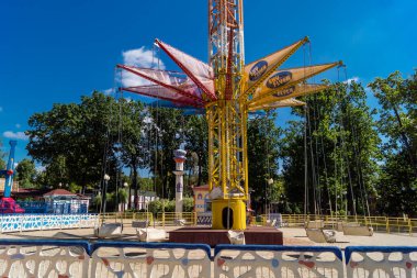 Kharkiv, Ukrayna, 3 Eylül 2025 Maxim Gorky Kültür ve Eğlence Parkı bir belediye parkıdır. 2022 'deki Harkiv Muharebesi sırasında ağır hasar gören bölge, halka kısmen kapalı kalmaya devam ediyor..