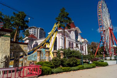 Kharkiv, Ukrayna, 3 Eylül 2025 Maxim Gorky Kültür ve Eğlence Parkı bir belediye parkıdır. 2022 'deki Harkiv Muharebesi sırasında ağır hasar gören bölge, halka kısmen kapalı kalmaya devam ediyor..