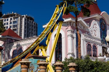 Kharkiv, Ukrayna, 3 Eylül 2025 Maxim Gorky Kültür ve Eğlence Parkı bir belediye parkıdır. 2022 'deki Harkiv Muharebesi sırasında ağır hasar gören bölge, halka kısmen kapalı kalmaya devam ediyor..