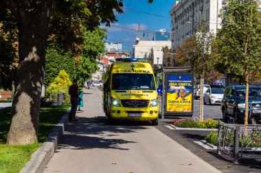 Kharkiv, Ukrayna, 3 Eylül 2025 Ambülans Kharkiv sokaklarında cephe hattına doğru ilerliyor. Şehir savaş bölgelerine çok yakın ve her gün Rus İHA 'ları ya da füzeleri tarafından saldırıya uğruyor..
