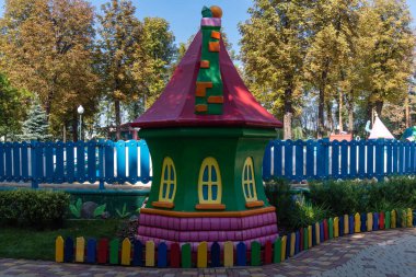 Kharkiv, Ukrayna, 3 Eylül 2025 Maxim Gorky Kültür ve Eğlence Parkı bir belediye parkıdır. 2022 'deki Harkiv Muharebesi sırasında ağır hasar gören bölge, halka kısmen kapalı kalmaya devam ediyor..