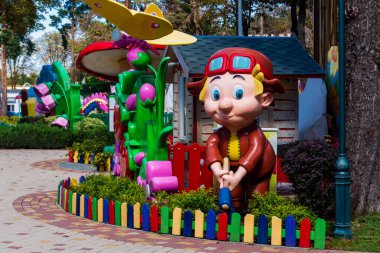 Kharkiv, Ukrayna, 3 Eylül 2025 Maxim Gorky Kültür ve Eğlence Parkı bir belediye parkıdır. 2022 'deki Harkiv Muharebesi sırasında ağır hasar gören bölge, halka kısmen kapalı kalmaya devam ediyor..