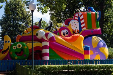 Kharkiv, Ukrayna, 3 Eylül 2025 Maxim Gorky Kültür ve Eğlence Parkı bir belediye parkıdır. 2022 'deki Harkiv Muharebesi sırasında ağır hasar gören bölge, halka kısmen kapalı kalmaya devam ediyor..