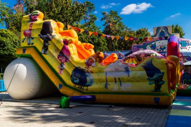 Kharkiv, Ukrayna, 3 Eylül 2025 Maxim Gorky Kültür ve Eğlence Parkı bir belediye parkıdır. 2022 'deki Harkiv Muharebesi sırasında ağır hasar gören bölge, halka kısmen kapalı kalmaya devam ediyor..