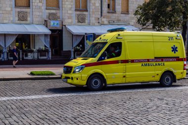 Kharkiv, Ukrayna, 3 Eylül 2025 Ambülans Kharkiv sokaklarında cephe hattına doğru ilerliyor. Şehir savaş bölgelerine çok yakın ve her gün Rus İHA 'ları ya da füzeleri tarafından saldırıya uğruyor..