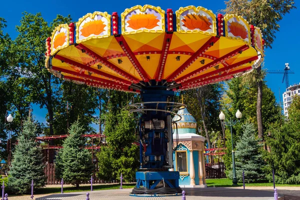 Kharkiv, Ukrayna, 3 Eylül 2025 Maxim Gorky Kültür ve Eğlence Parkı bir belediye parkıdır. 2022 'deki Harkiv Muharebesi sırasında ağır hasar gören bölge, halka kısmen kapalı kalmaya devam ediyor..