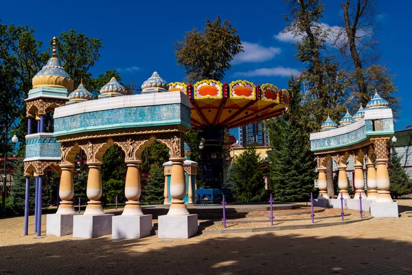 Kharkiv, Ukrayna, 3 Eylül 2025 Maxim Gorky Kültür ve Eğlence Parkı bir belediye parkıdır. 2022 'deki Harkiv Muharebesi sırasında ağır hasar gören bölge, halka kısmen kapalı kalmaya devam ediyor..