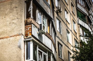 Harkiv, Ukrayna, 5 Eylül 2025, Harkiv 'in kuzeyindeki Saltivka' da Hasarlı Bina. Banliyö bölgesi, Rusya 'nın bombardımanından ülkedeki diğer bölgelerden daha fazla etkilendi..