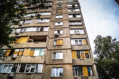 Harkiv, Ukrayna, 5 Eylül 2025, Harkiv 'in kuzeyindeki Saltivka' da Hasarlı Bina. Banliyö bölgesi, Rusya 'nın bombardımanından ülkedeki diğer bölgelerden daha fazla etkilendi..