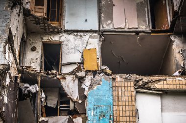 Harkiv, Ukrayna, 5 Eylül 2025, Harkiv 'in kuzeyindeki Saltivka' da Hasarlı Bina. Banliyö bölgesi, Rusya 'nın bombardımanından ülkedeki diğer bölgelerden daha fazla etkilendi..