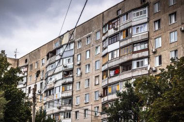 Harkiv, Ukrayna, 5 Eylül 2025, Harkiv 'in kuzeyindeki Saltivka' da Hasarlı Bina. Banliyö bölgesi, Rusya 'nın bombardımanından ülkedeki diğer bölgelerden daha fazla etkilendi..