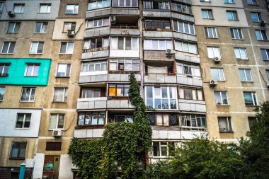 Harkiv, Ukrayna, 5 Eylül 2025, Harkiv 'in kuzeyindeki Saltivka' da Hasarlı Bina. Banliyö bölgesi, Rusya 'nın bombardımanından ülkedeki diğer bölgelerden daha fazla etkilendi..