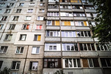 Harkiv, Ukrayna, 5 Eylül 2025, Harkiv 'in kuzeyindeki Saltivka' da Hasarlı Bina. Banliyö bölgesi, Rusya 'nın bombardımanından ülkedeki diğer bölgelerden daha fazla etkilendi..