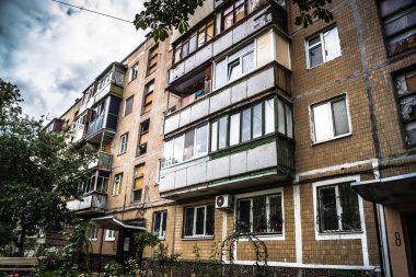 Harkiv, Ukrayna, 5 Eylül 2025, Harkiv 'in kuzeyindeki Saltivka' da Hasarlı Bina. Banliyö bölgesi, Rusya 'nın bombardımanından ülkedeki diğer bölgelerden daha fazla etkilendi..