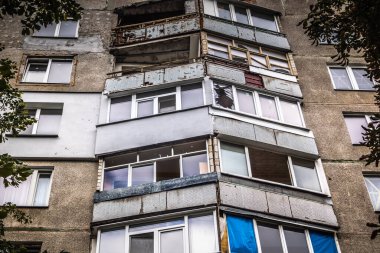 Harkiv, Ukrayna, 5 Eylül 2025, Harkiv 'in kuzeyindeki Saltivka' da Hasarlı Bina. Banliyö bölgesi, Rusya 'nın bombardımanından ülkedeki diğer bölgelerden daha fazla etkilendi..