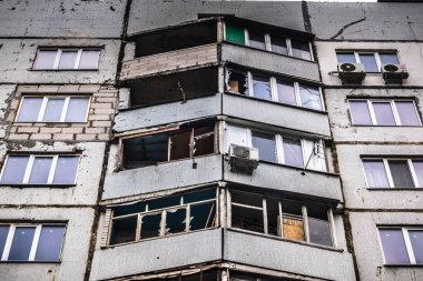 Harkiv, Ukrayna, 5 Eylül 2025, Harkiv 'in kuzeyindeki Saltivka' da Hasarlı Bina. Banliyö bölgesi, Rusya 'nın bombardımanından ülkedeki diğer bölgelerden daha fazla etkilendi..