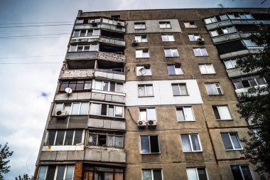 Harkiv, Ukrayna, 5 Eylül 2025, Harkiv 'in kuzeyindeki Saltivka' da Hasarlı Bina. Banliyö bölgesi, Rusya 'nın bombardımanından ülkedeki diğer bölgelerden daha fazla etkilendi..