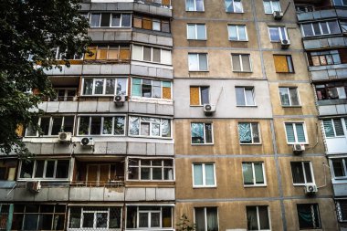 Harkiv, Ukrayna, 5 Eylül 2025, Harkiv 'in kuzeyindeki Saltivka' da Hasarlı Bina. Banliyö bölgesi, Rusya 'nın bombardımanından ülkedeki diğer bölgelerden daha fazla etkilendi..