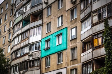 Harkiv, Ukrayna, 5 Eylül 2025, Harkiv 'in kuzeyindeki Saltivka' da Hasarlı Bina. Banliyö bölgesi, Rusya 'nın bombardımanından ülkedeki diğer bölgelerden daha fazla etkilendi..