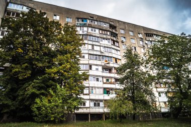 Harkiv, Ukrayna, 5 Eylül 2025, Harkiv 'in kuzeyindeki Saltivka' da Hasarlı Bina. Banliyö bölgesi, Rusya 'nın bombardımanından ülkedeki diğer bölgelerden daha fazla etkilendi..