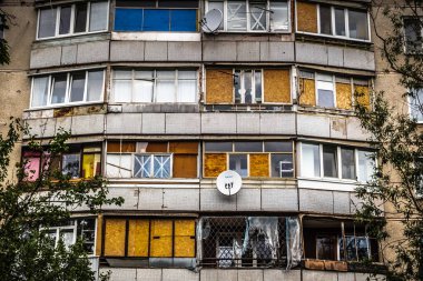 Harkiv, Ukrayna, 5 Eylül 2025, Harkiv 'in kuzeyindeki Saltivka' da Hasarlı Bina. Banliyö bölgesi, Rusya 'nın bombardımanından ülkedeki diğer bölgelerden daha fazla etkilendi..