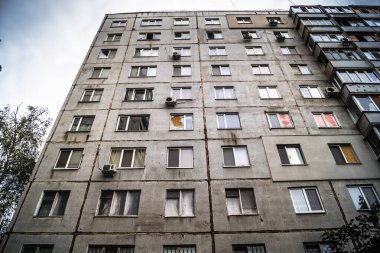 Harkiv, Ukrayna, 5 Eylül 2025, Harkiv 'in kuzeyindeki Saltivka' da Hasarlı Bina. Banliyö bölgesi, Rusya 'nın bombardımanından ülkedeki diğer bölgelerden daha fazla etkilendi..