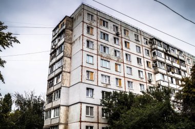 Harkiv, Ukrayna, 5 Eylül 2025, Harkiv 'in kuzeyindeki Saltivka' da Hasarlı Bina. Banliyö bölgesi, Rusya 'nın bombardımanından ülkedeki diğer bölgelerden daha fazla etkilendi..