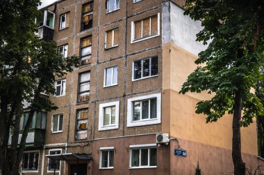 Harkiv, Ukrayna, 5 Eylül 2025, Harkiv 'in kuzeyindeki Saltivka' da Hasarlı Bina. Banliyö bölgesi, Rusya 'nın bombardımanından ülkedeki diğer bölgelerden daha fazla etkilendi..