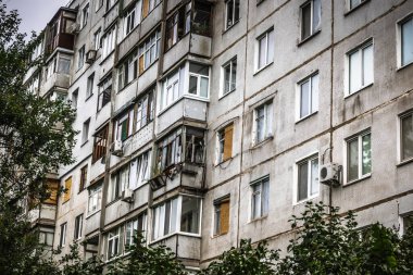 Harkiv, Ukrayna, 5 Eylül 2025, Harkiv 'in kuzeyindeki Saltivka' da Hasarlı Bina. Banliyö bölgesi, Rusya 'nın bombardımanından ülkedeki diğer bölgelerden daha fazla etkilendi..