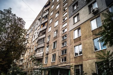 Harkiv, Ukrayna, 5 Eylül 2025, Harkiv 'in kuzeyindeki Saltivka' da Hasarlı Bina. Banliyö bölgesi, Rusya 'nın bombardımanından ülkedeki diğer bölgelerden daha fazla etkilendi..