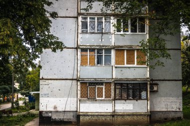 Harkiv, Ukrayna, 5 Eylül 2025, Harkiv 'in kuzeyindeki Saltivka' da Hasarlı Bina. Banliyö bölgesi, Rusya 'nın bombardımanından ülkedeki diğer bölgelerden daha fazla etkilendi..