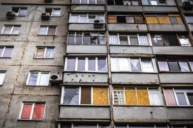 Harkiv, Ukrayna, 5 Eylül 2025, Harkiv 'in kuzeyindeki Saltivka' da Hasarlı Bina. Banliyö bölgesi, Rusya 'nın bombardımanından ülkedeki diğer bölgelerden daha fazla etkilendi..