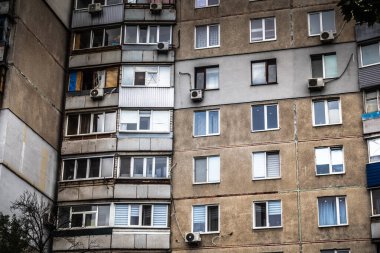 Harkiv, Ukrayna, 5 Eylül 2025, Harkiv 'in kuzeyindeki Saltivka' da Hasarlı Bina. Banliyö bölgesi, Rusya 'nın bombardımanından ülkedeki diğer bölgelerden daha fazla etkilendi..