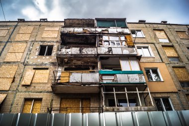 Harkiv, Ukrayna, 5 Eylül 2025, Harkiv 'in kuzeyindeki Saltivka' da Hasarlı Bina. Banliyö bölgesi, Rusya 'nın bombardımanından ülkedeki diğer bölgelerden daha fazla etkilendi..