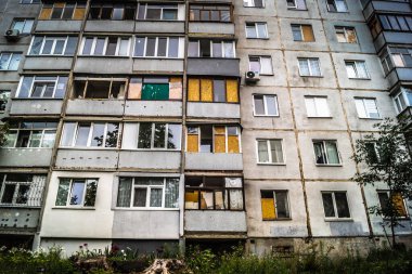 Harkiv, Ukrayna, 5 Eylül 2025, Harkiv 'in kuzeyindeki Saltivka' da Hasarlı Bina. Banliyö bölgesi, Rusya 'nın bombardımanından ülkedeki diğer bölgelerden daha fazla etkilendi..