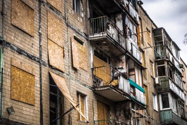 Harkiv, Ukrayna, 5 Eylül 2025, Harkiv 'in kuzeyindeki Saltivka' da Hasarlı Bina. Banliyö bölgesi, Rusya 'nın bombardımanından ülkedeki diğer bölgelerden daha fazla etkilendi..