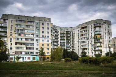 Harkiv, Ukrayna, 5 Eylül 2025, Harkiv 'in kuzeyindeki Saltivka' da Hasarlı Bina. Banliyö bölgesi, Rusya 'nın bombardımanından ülkedeki diğer bölgelerden daha fazla etkilendi..