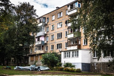 Harkiv, Ukrayna, 5 Eylül 2025, Harkiv 'in kuzeyindeki Saltivka' da Hasarlı Bina. Banliyö bölgesi, Rusya 'nın bombardımanından ülkedeki diğer bölgelerden daha fazla etkilendi..