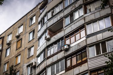 Harkiv, Ukrayna, 5 Eylül 2025, Harkiv 'in kuzeyindeki Saltivka' da Hasarlı Bina. Banliyö bölgesi, Rusya 'nın bombardımanından ülkedeki diğer bölgelerden daha fazla etkilendi..