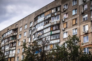 Harkiv, Ukrayna, 5 Eylül 2025, Harkiv 'in kuzeyindeki Saltivka' da Hasarlı Bina. Banliyö bölgesi, Rusya 'nın bombardımanından ülkedeki diğer bölgelerden daha fazla etkilendi..