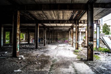 Harkiv, Ukrayna, 5 Eylül 2025, Harkiv 'in kuzeyindeki Saltivka' da Hasarlı Bina. Banliyö bölgesi, Rusya 'nın bombardımanından ülkedeki diğer bölgelerden daha fazla etkilendi..