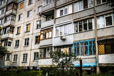 Harkiv, Ukrayna, 5 Eylül 2025, Harkiv 'in kuzeyindeki Saltivka' da Hasarlı Bina. Banliyö bölgesi, Rusya 'nın bombardımanından ülkedeki diğer bölgelerden daha fazla etkilendi..