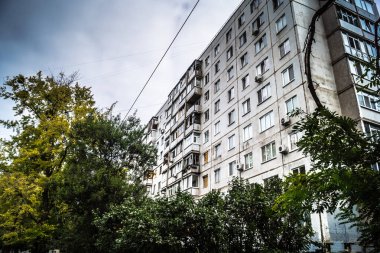 Harkiv, Ukrayna, 5 Eylül 2025, Harkiv 'in kuzeyindeki Saltivka' da Hasarlı Bina. Banliyö bölgesi, Rusya 'nın bombardımanından ülkedeki diğer bölgelerden daha fazla etkilendi..