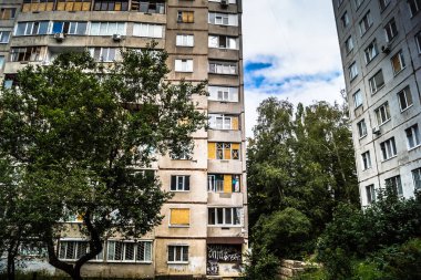 Harkiv, Ukrayna, 5 Eylül 2025, Harkiv 'in kuzeyindeki Saltivka' da Hasarlı Bina. Banliyö bölgesi, Rusya 'nın bombardımanından ülkedeki diğer bölgelerden daha fazla etkilendi..