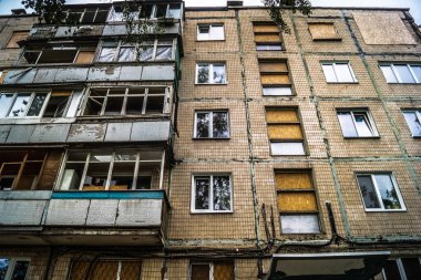 Harkiv, Ukrayna, 5 Eylül 2025, Harkiv 'in kuzeyindeki Saltivka' da Hasarlı Bina. Banliyö bölgesi, Rusya 'nın bombardımanından ülkedeki diğer bölgelerden daha fazla etkilendi..