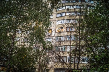 Harkiv, Ukrayna, 5 Eylül 2025, Harkiv 'in kuzeyindeki Saltivka' da Hasarlı Bina. Banliyö bölgesi, Rusya 'nın bombardımanından ülkedeki diğer bölgelerden daha fazla etkilendi..