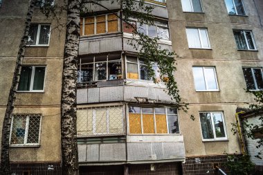 Harkiv, Ukrayna, 5 Eylül 2025, Harkiv 'in kuzeyindeki Saltivka' da Hasarlı Bina. Banliyö bölgesi, Rusya 'nın bombardımanından ülkedeki diğer bölgelerden daha fazla etkilendi..