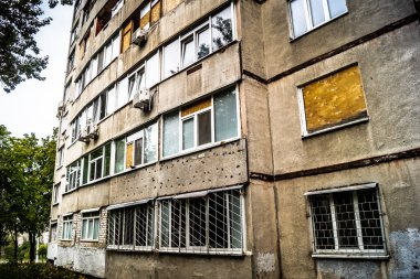 Harkiv, Ukrayna, 5 Eylül 2025, Harkiv 'in kuzeyindeki Saltivka' da Hasarlı Bina. Banliyö bölgesi, Rusya 'nın bombardımanından ülkedeki diğer bölgelerden daha fazla etkilendi..