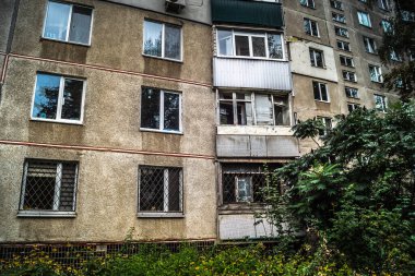 Harkiv, Ukrayna, 5 Eylül 2025, Harkiv 'in kuzeyindeki Saltivka' da Hasarlı Bina. Banliyö bölgesi, Rusya 'nın bombardımanından ülkedeki diğer bölgelerden daha fazla etkilendi..