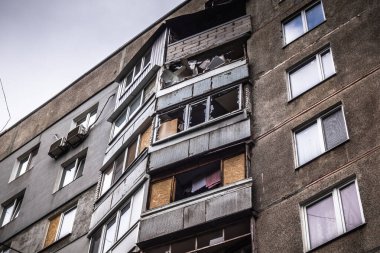 Harkiv, Ukrayna, 5 Eylül 2025, Harkiv 'in kuzeyindeki Saltivka' da Hasarlı Bina. Banliyö bölgesi, Rusya 'nın bombardımanından ülkedeki diğer bölgelerden daha fazla etkilendi..